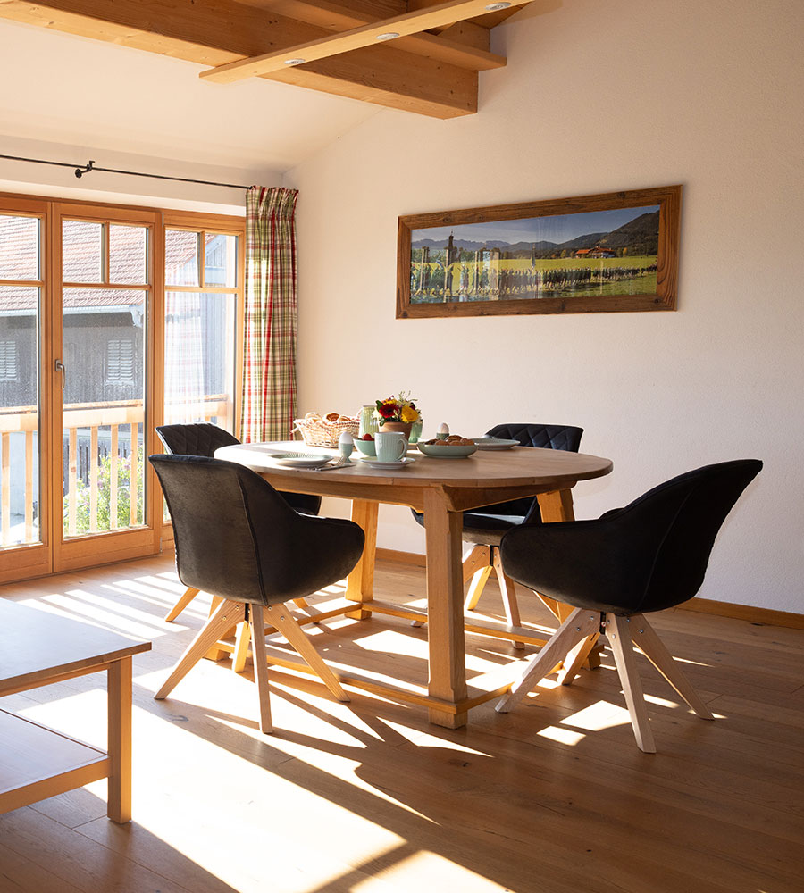 Ferienwohnung-Sundratn-Ausstattung-Esstisch-mit-Stuehle